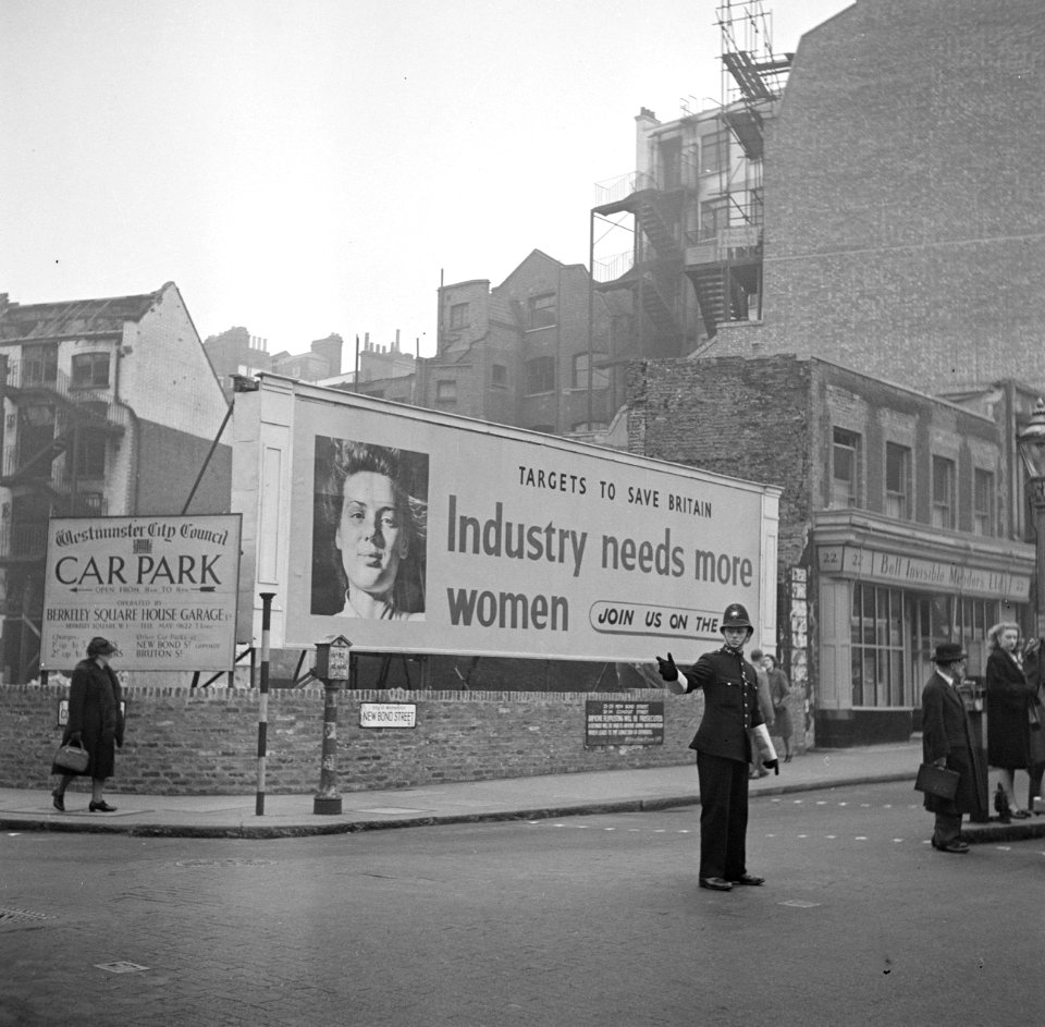 Reclamebord met een oproep voor meer vrouwen in de industrie, Bestanddeelnr 254-1960