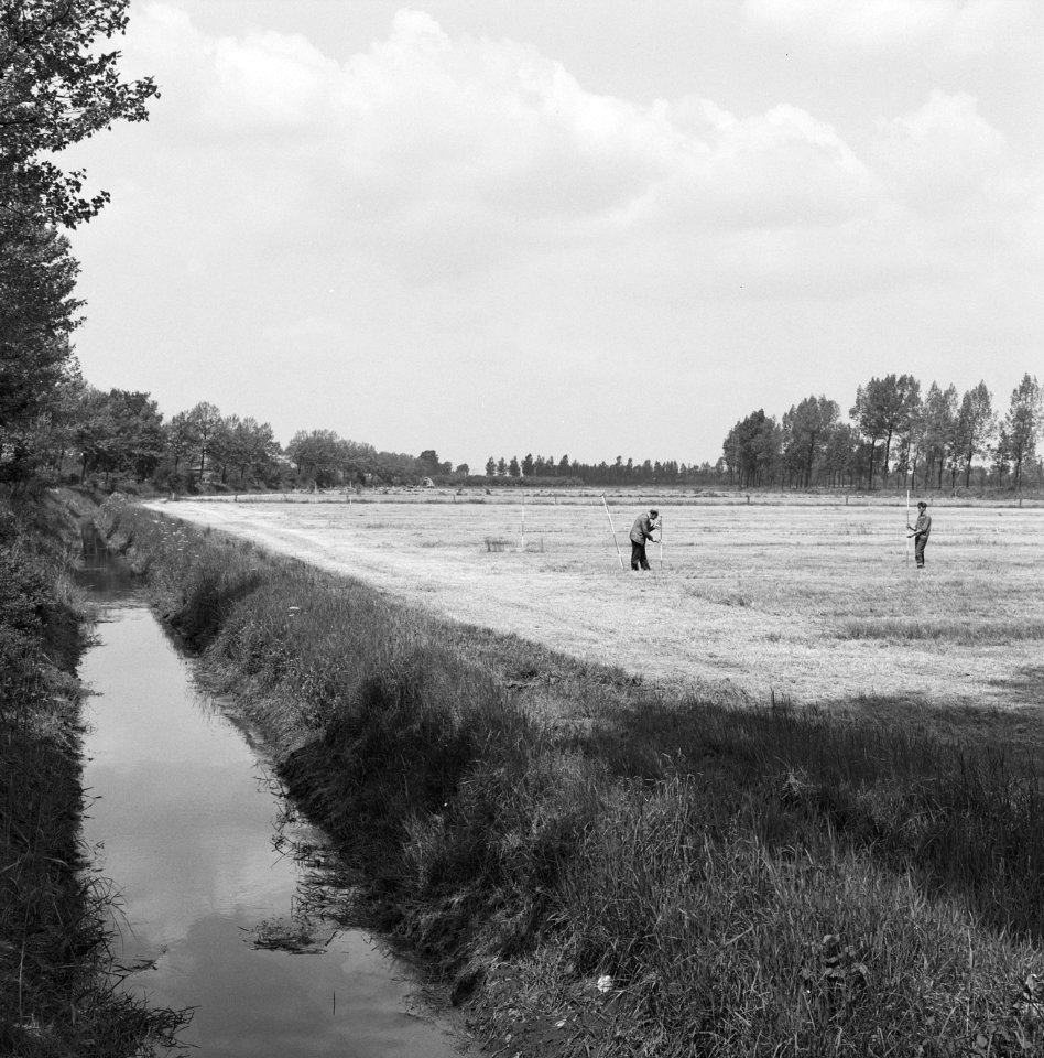 Recreatieterreinen, vliegvelden ed, mannen, waterpassen, duckenburg, Bestanddeelnr 250-8042