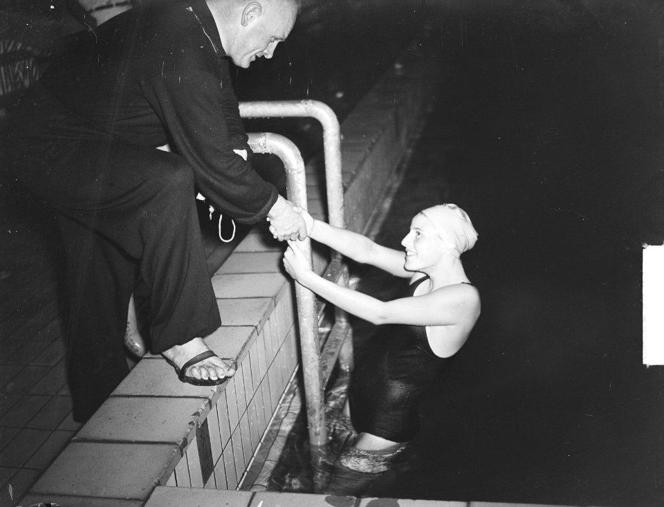 Record 400 m rugslag Geertje Wielema , Jan Standen helpt Geertje uit water, Bestanddeelnr 903-6234