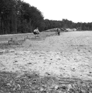 Recreatieterreinen, vliegvelden ed, aanleg sportvelden, proef monorail, arbeid, Bestanddeelnr 163-1023