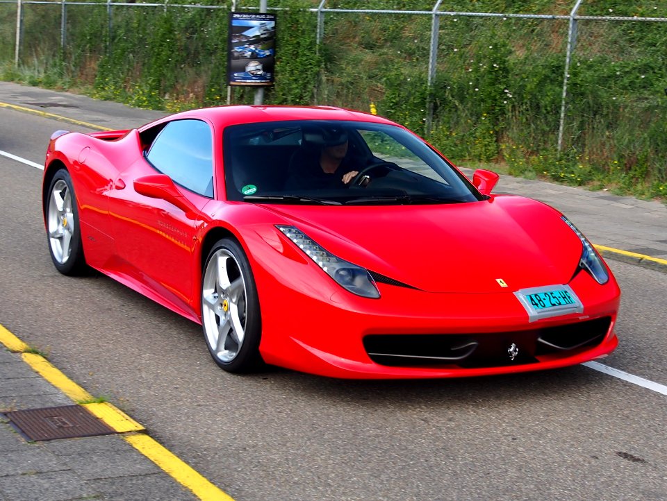 Red Ferrari 458 Spider pic1