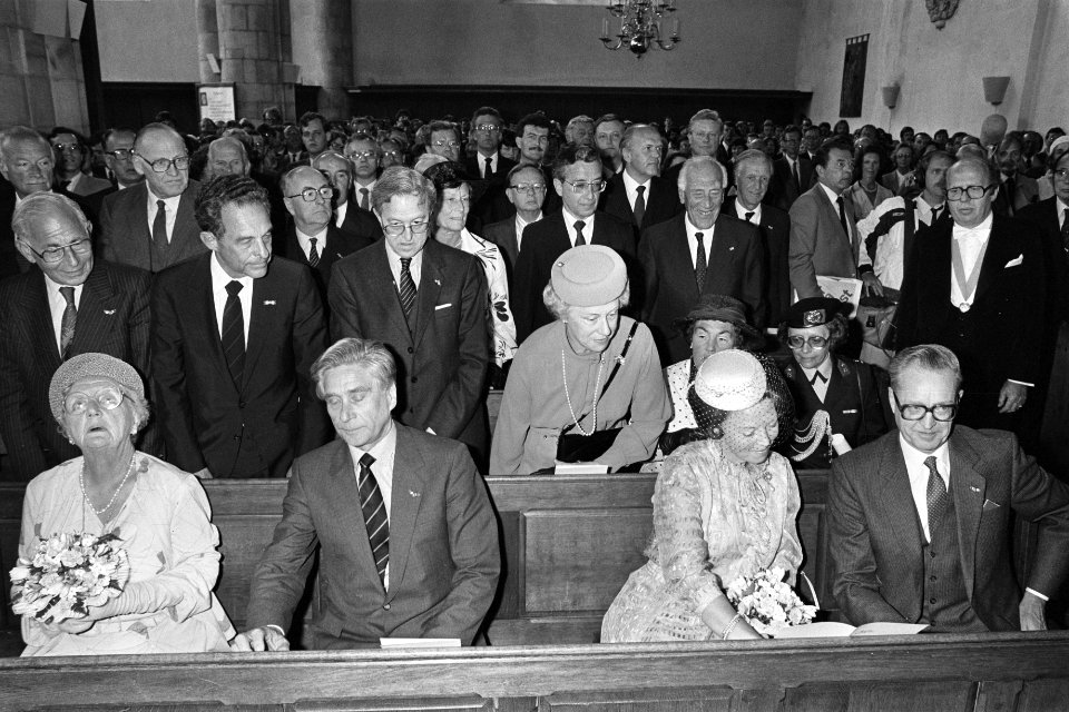 Rechts koningin Beatrix en vice-voorzitter dhr. W. Scholten, Bestanddeelnr 932-6209