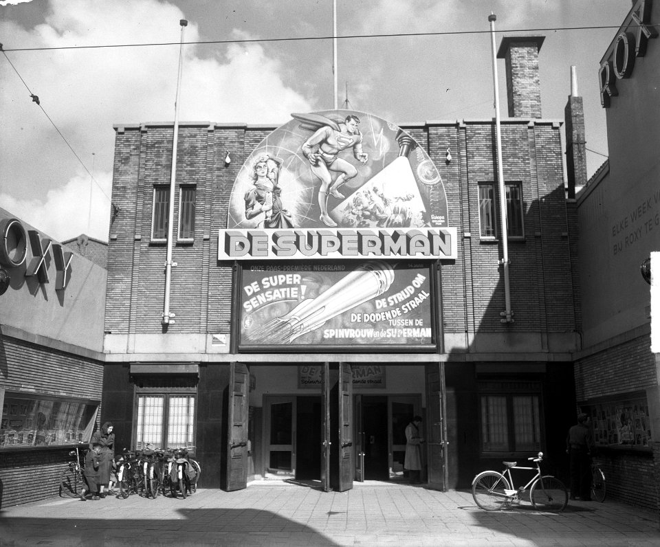 Reclame voor de film De Superman op de gevel van het Roxy Theater, Bestanddeelnr 903-9117