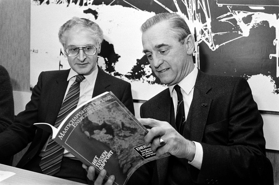 Rechts voorzitter M.L. de Brauw en medesamensteller prof. Th.C.M. van de Klunder, Bestanddeelnr 932-4768