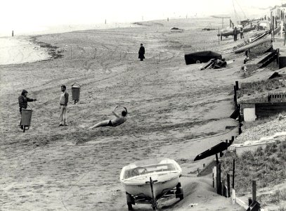 Reconstructie strandmoord ter hoogte van kampeervereniging de Zeemeeuwen op het Bloemendaalsestrand. Geschonken in 1986 door United Photos de Boer bv. Identificatienummer 54-015776, NL-HlmNHA 1478 25900 K 38