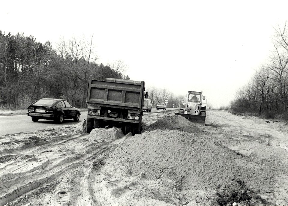 Reconstructie van een bocht in de Zeeweg, ziende naar het westen. Aangekocht in 1983 van fotograaf C. de Boer. - Negatiefnummer 21674 k 7a. - Gepubliceerd in het Haarlems Dagblad van 10-03-1982. Ident