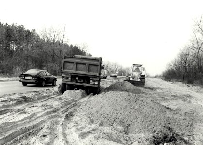 Reconstructie van een bocht in de Zeeweg, ziende naar het westen. Aangekocht in 1983 van fotograaf C. de Boer. - Negatiefnummer 21674 k 7a. - Gepubliceerd in het Haarlems Dagblad van 10-03-1982. Ident