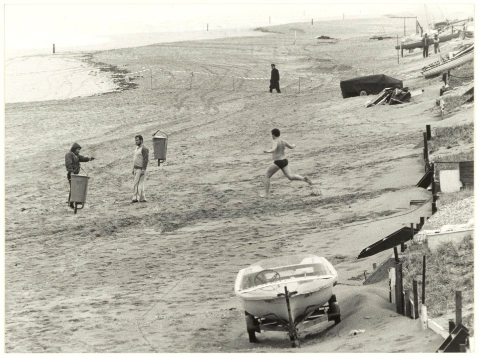 Reconstructie strandmoord ter hoogte van kampeervereniging de Zeemeeuwen op het Bloemendaalsestrand. NL-HlmNHA 54015775