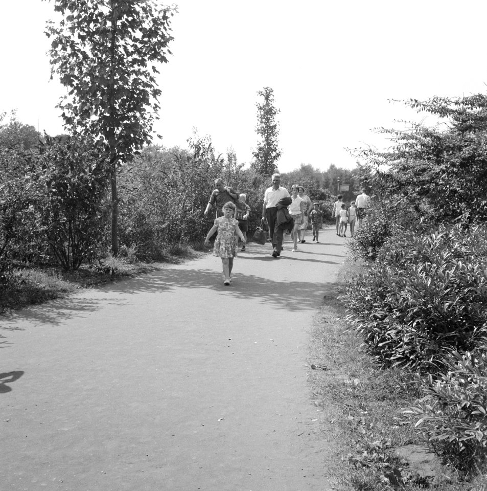Recreatieterreinen, vliegvelden ed, recreatiecentra, wandelpaden, mensen, de e, Bestanddeelnr 163-0987