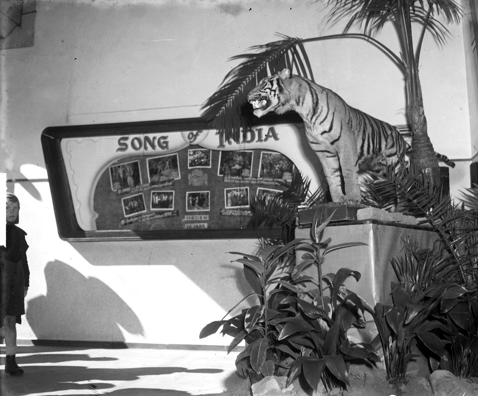 Reclame voor de film Song of India in hal bioscoop, Bestanddeelnr 903-9115
