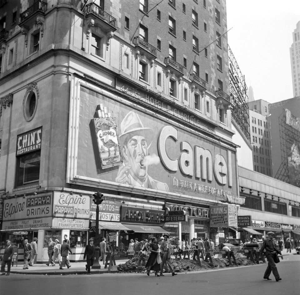 Reclamebord met echte rook voor sigarettenmerk Camel op Times Square, Bestanddeelnr 191-0804
