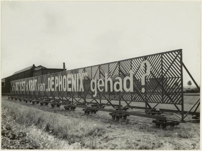 Reclamebord van kistenfabriek De Phoenix met hun slagzin, in 1953 op kipkarretjes gezet vanwege het conflict met Gedeputeerde Staten die reclame op roerende goederen verboden. NL-HlmNHA 54004082