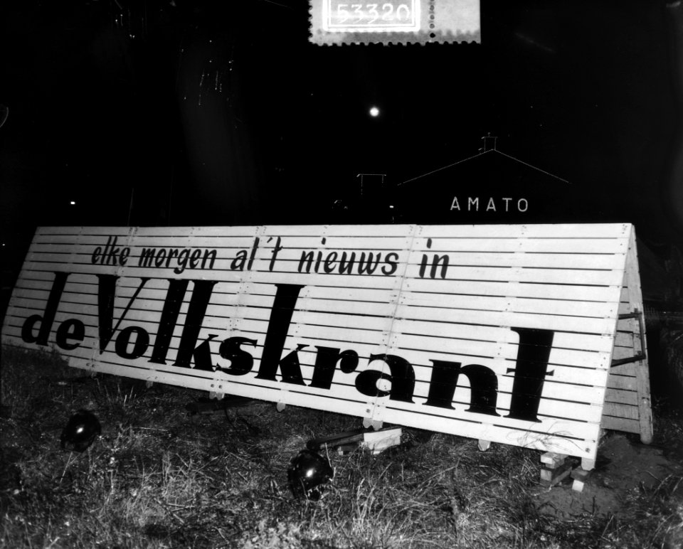 Reclamebord van De Volkskrant op terrein van de groente- en fruittentoonstellin…, Bestanddeelnr 905-3320