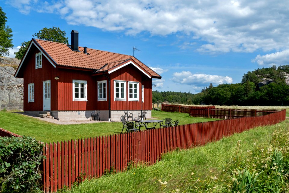 Red house with fence on Röe gård