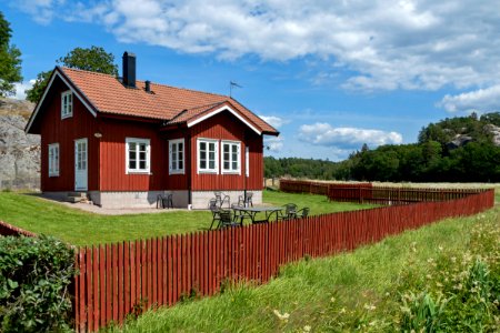 Red house with fence on Röe gård photo