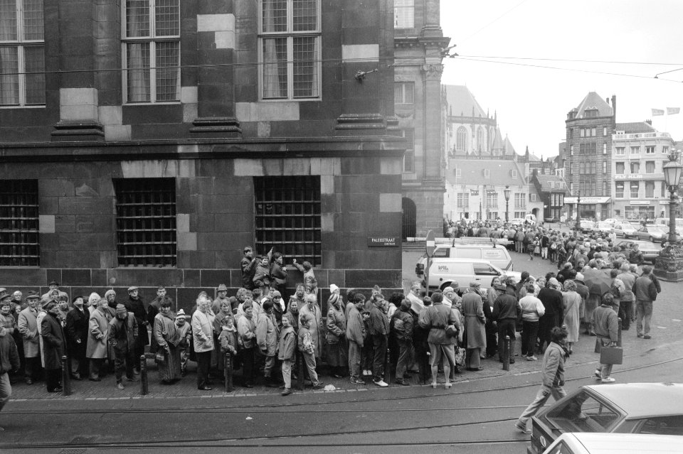 Recorddrukte van bezoekers voor Koninlijk Paleis op de Dam in Amsterdam, Bestanddeelnr 934-1914