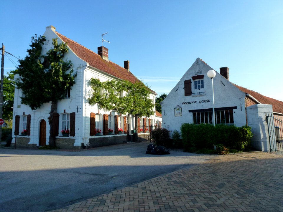 Recques-sur-Hem (Pas-de-Calais) maison avec forge au centre