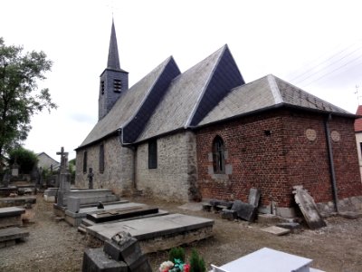 Recquignies (Nord, Fr) église de Roc, coté cimetière
