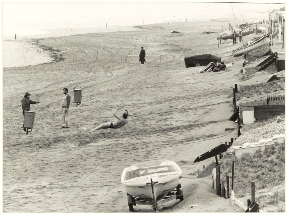 Reconstructie strandmoord ter hoogte van kampeervereniging de Zeemeeuwen op het Bloemendaalsestrand. NL-HlmNHA 54015776