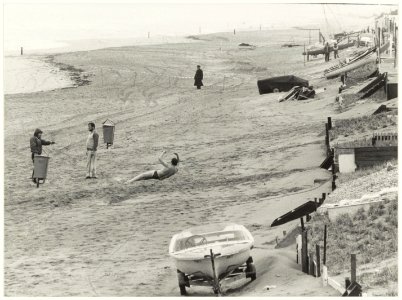 Reconstructie strandmoord ter hoogte van kampeervereniging de Zeemeeuwen op het Bloemendaalsestrand. NL-HlmNHA 54015776