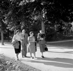 Rechts mevrouw Löwenstein en 2e van rechts Hilde Eschen in het Kurpark van Bad M, Bestanddeelnr 254-1860