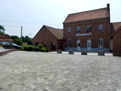 Reclinghem (Pas-de-Calais, Fr) mairie et école, éoliennes