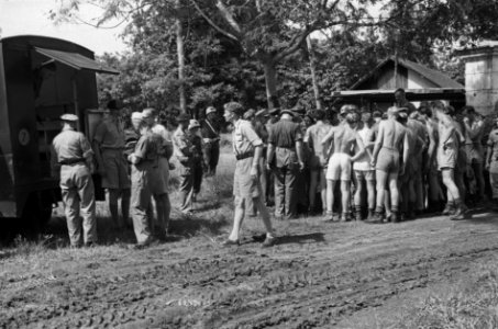 Rechts een groep, waarschijnlijk geschaard rond generaal Spoor. Links een mobie, Bestanddeelnr 4422