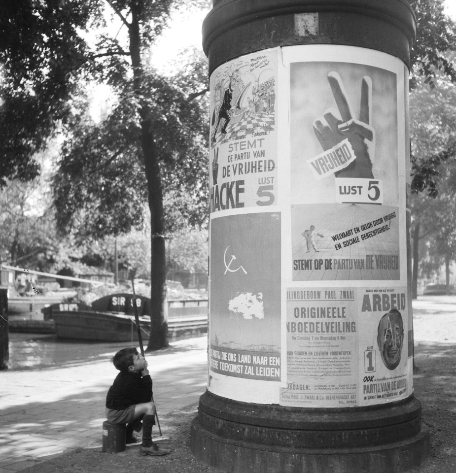Reclamezuilen vol beplakt met verkiezingsaffiches, Bestanddeelnr 934-6671