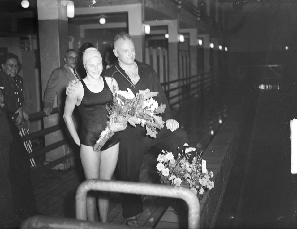 Record 400 m rugslag, Geertje Wielema , Geertje Wielema met bloemen en trainer J, Bestanddeelnr 903-6233