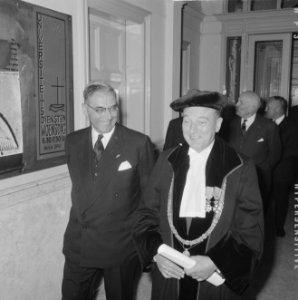 Recoraatoverdracht in de Lutherse Kerk , burgemeester Van Hall en prof Kok (rec, Bestanddeelnr 916-9032