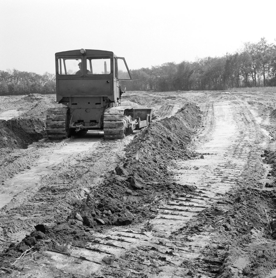 Recreatieterreinen, vliegvelden ed, aanleg kampeerterrein, arbeiders, bulldoze, Bestanddeelnr 163-0926