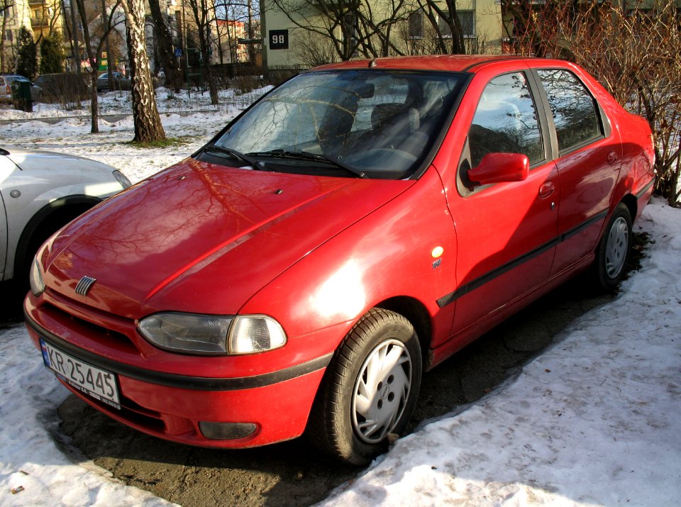 Red Fiat Siena HL 16V in Kraków (1)
