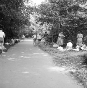 Recreatieterreinen, vliegvelden ed, recreatiecentra, mensen, picknicken, de ef, Bestanddeelnr 163-1000