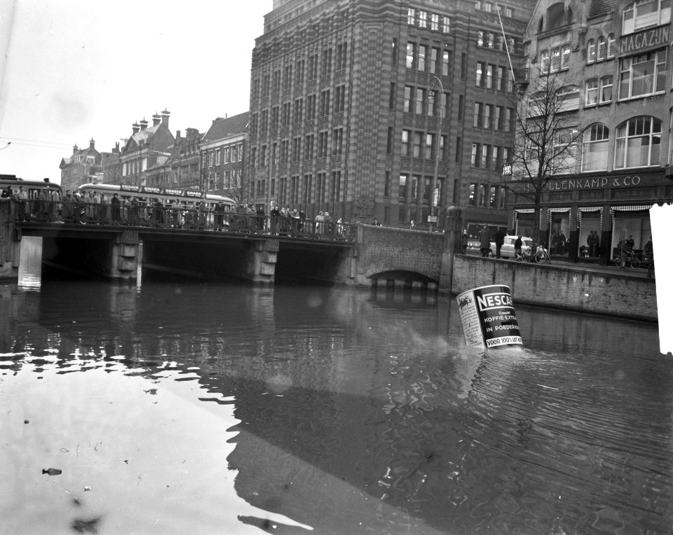 Reclame voor koffie Nescafé in gracht Amsterdam, Bestanddeelnr 934-6111