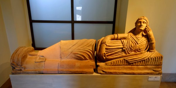 Reclining female figure, sarcophagus lid, from Tuscania, 1st half of 2nd century BC, terracotta, inv. 15426 - Museo Gregoriano Etrusco - Vatican Museums - DSC01087