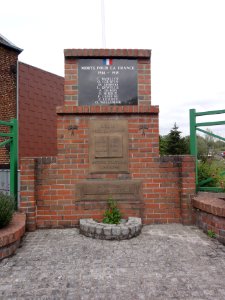 Recquignies (Nord, Fr) monument aux morts, à Roc
