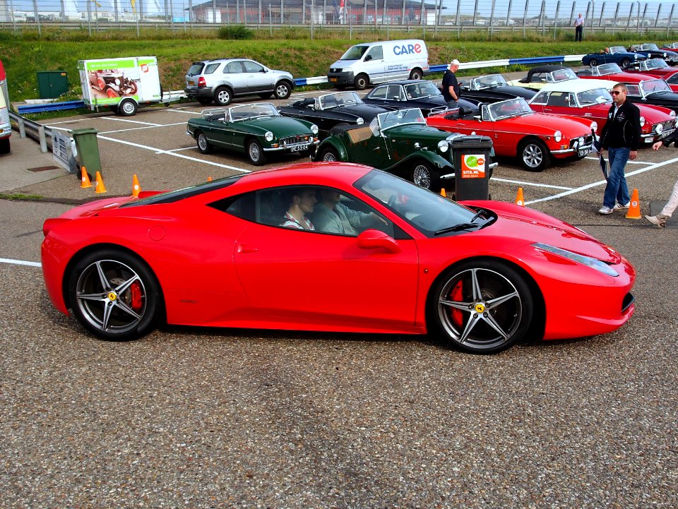 Red Ferrari 458 Spider, pic2