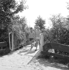 Recreatieterreinen, vliegvelden ed, recreatiecentra, wandelpaden, mensen, voet, Bestanddeelnr 163-0991