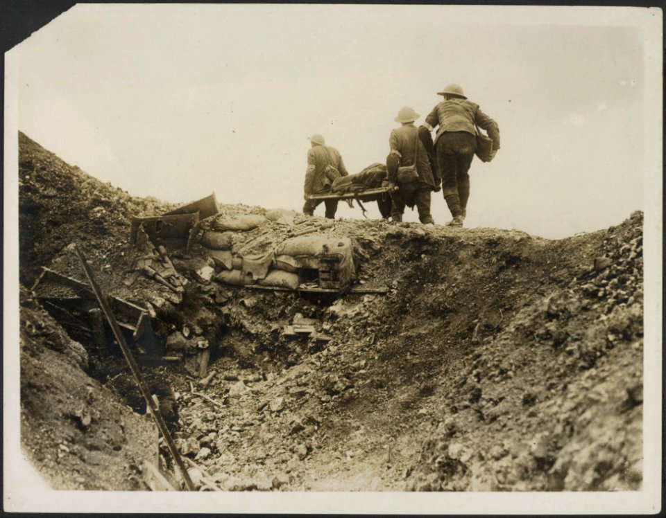 Red Cross men carrying wounded over the top of the trench in Thiepval village., Bestanddeelnr 158-2050