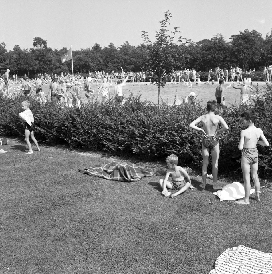 Recreatieterreinen, vliegvelden e.d., zwembaden, de efteling, Bestanddeelnr 163-0985