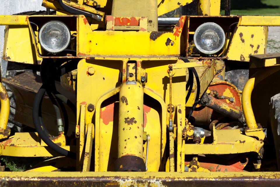 Hydraulic yellow rusty