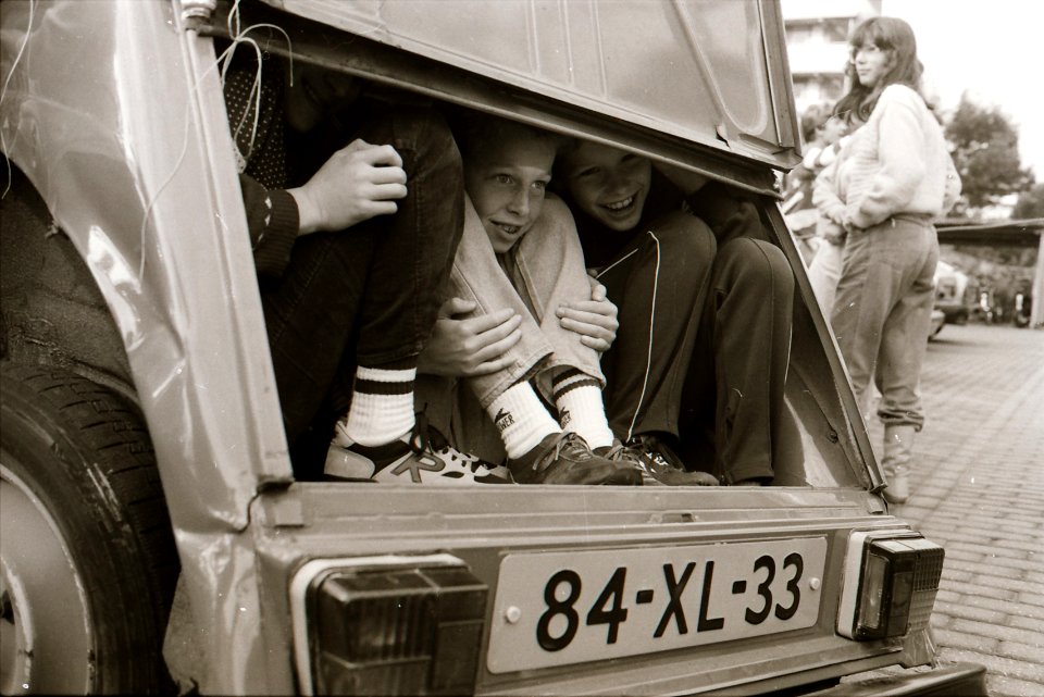 Recordpoging om zoveel mogelijk schoolkinderen in een Citroën 2CV (deux cheveaux) te krijgen. NL-HlmNHA 1478 24548 01 K 24