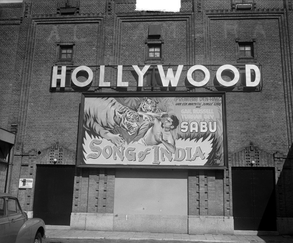 Reclame voor de film Song of India op gevel bioscoop Hollywood, Bestanddeelnr 903-9114