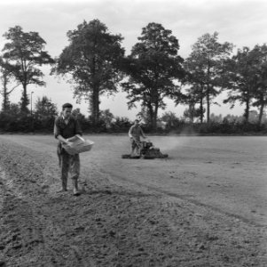 Recreatieterreinen, vliegvelden, sportvelden, gronden, graszoden, grasmatten, ko, Bestanddeelnr 165-0872