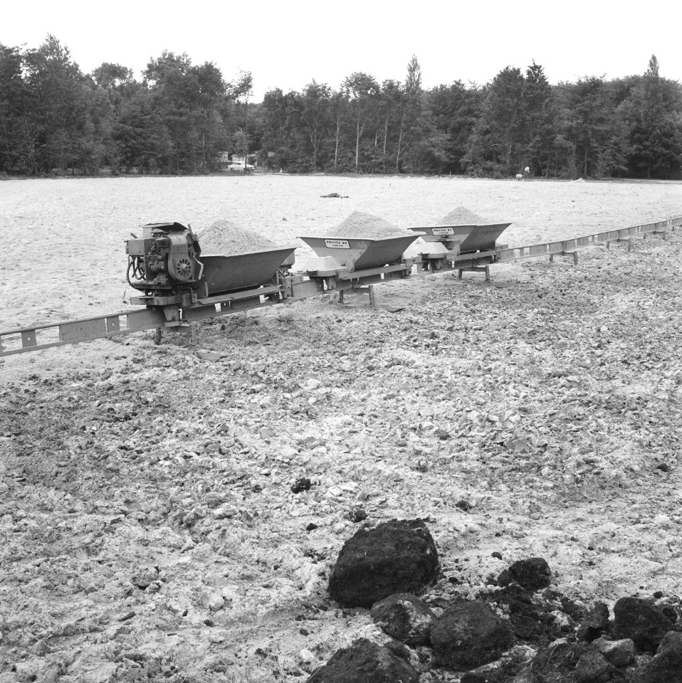 Recreatieterreinen, vliegvelden ed, aanleg sportvelden, proef monorail, kipwag, Bestanddeelnr 163-1032
