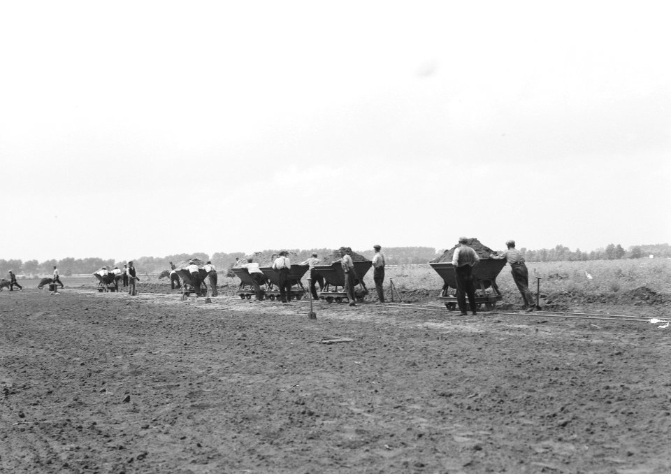 Recreatieterreinen, vliegvelden e.d., arbeiders, kipkarren, aanleg vliegveld, de, Bestanddeelnr 163-0287