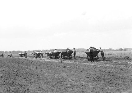 Recreatieterreinen, vliegvelden e.d., arbeiders, kipkarren, aanleg vliegveld, de, Bestanddeelnr 163-0287