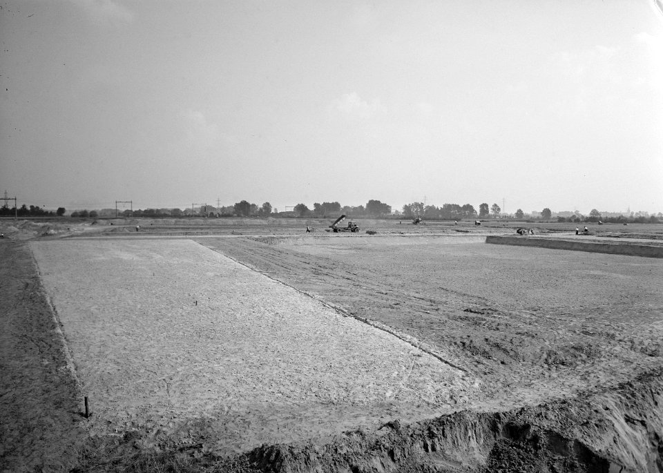 Recreatieterreinen, vliegvelden e.d., aanleg sportveldencomplex, bulldozers, arb, Bestanddeelnr 163-0521