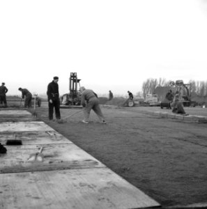 Recreatieterreinen, vliegvelden ed, arbeiders, werkzaamheden, Luchthaven Rotte, Bestanddeelnr 163-1322