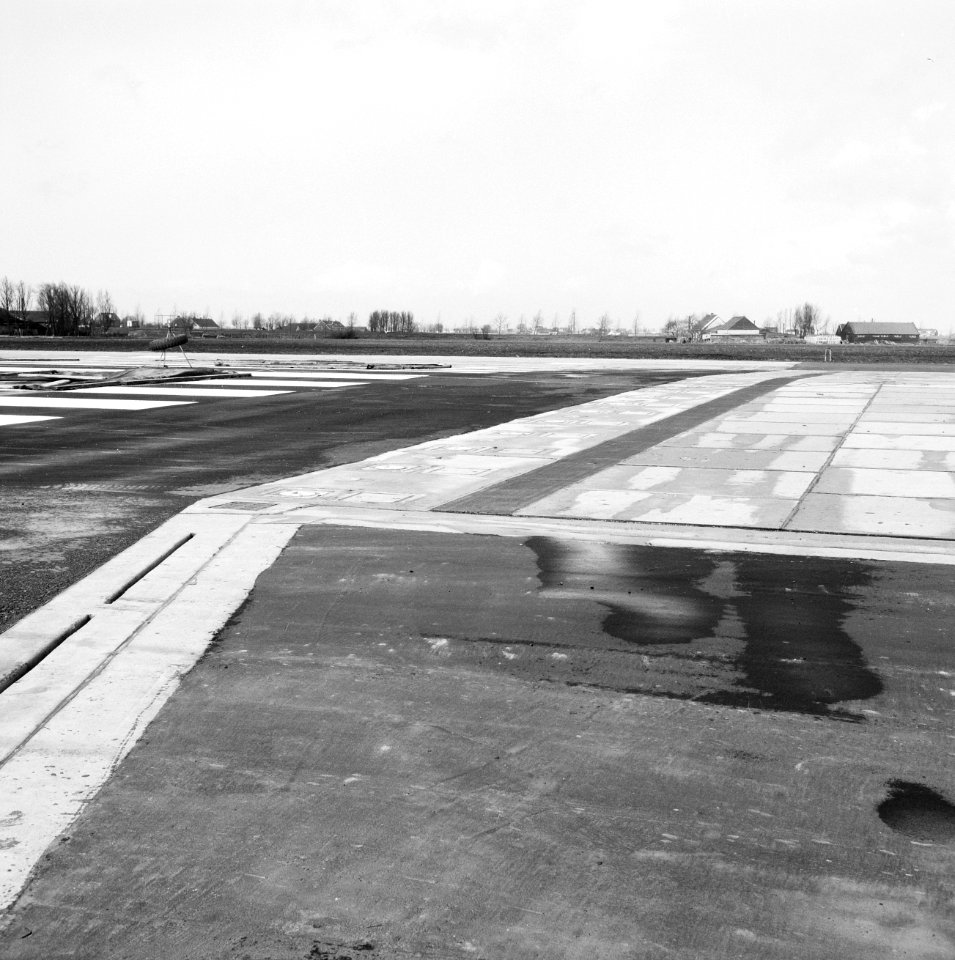 Recreatieterreinen, vliegvelden ed, drempels, Drempel '24', Luchthaven Rotterd, Bestanddeelnr 163-1352